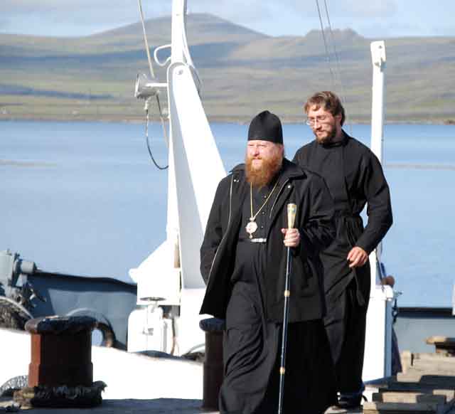 Епископ Зосима и священник Виктор Блинов в порту Тикси